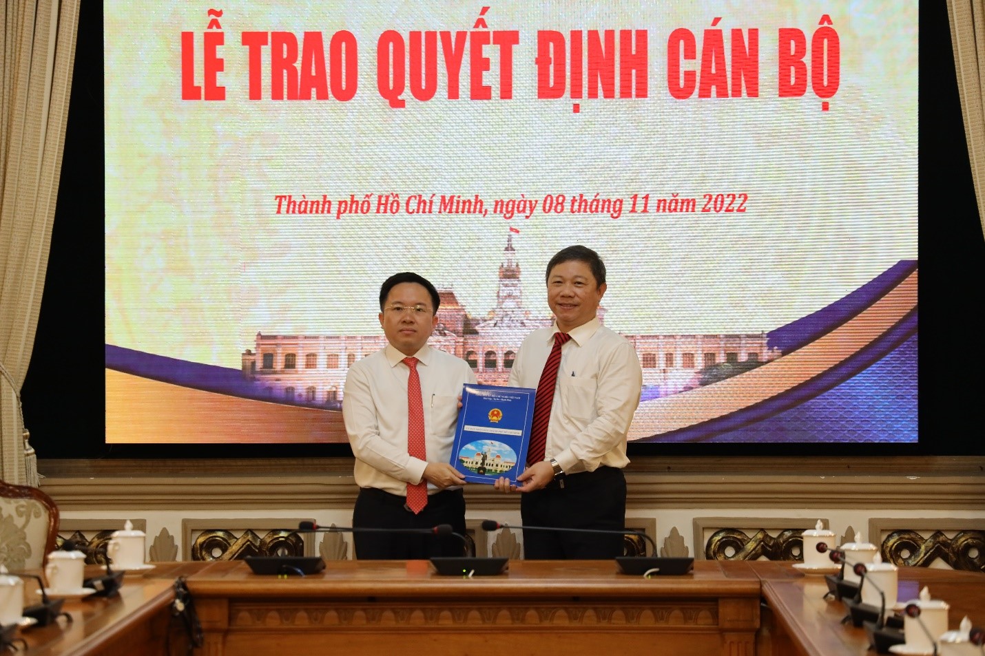 Đồng chí Dương Anh Đức - Phó Chủ tịch UBND Thành phố trao quyết định cho đồng chí Từ Lương.